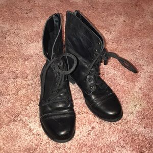Gently worn Steve Madden combat boots (black)
